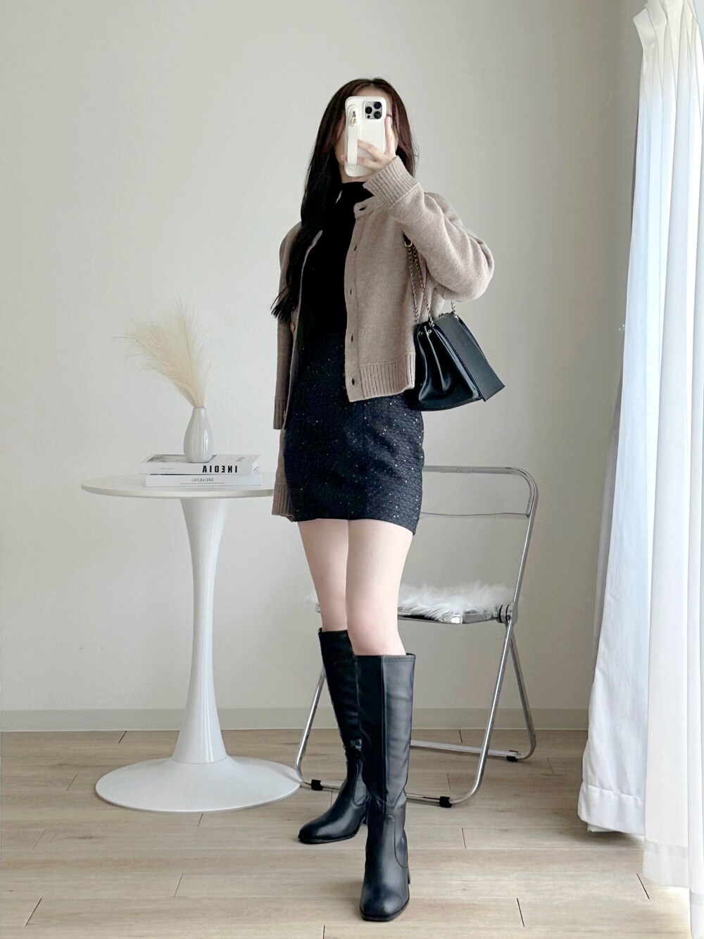 「ミニスカート、ミニスカートコーデ、スカート、カーディガン、カーディガンコーデ、ジーユー、ジーユーコーデ、GU、GRL、グレイル、プチプラ、プチプラコーデ、ロングブーツ、ブーツ」｜「GUのアイテム（カーディガン/ボレロ、ベージュ系）」を使った、moniさん（レディース・165cm）の冬コーディネートの1枚目の写真