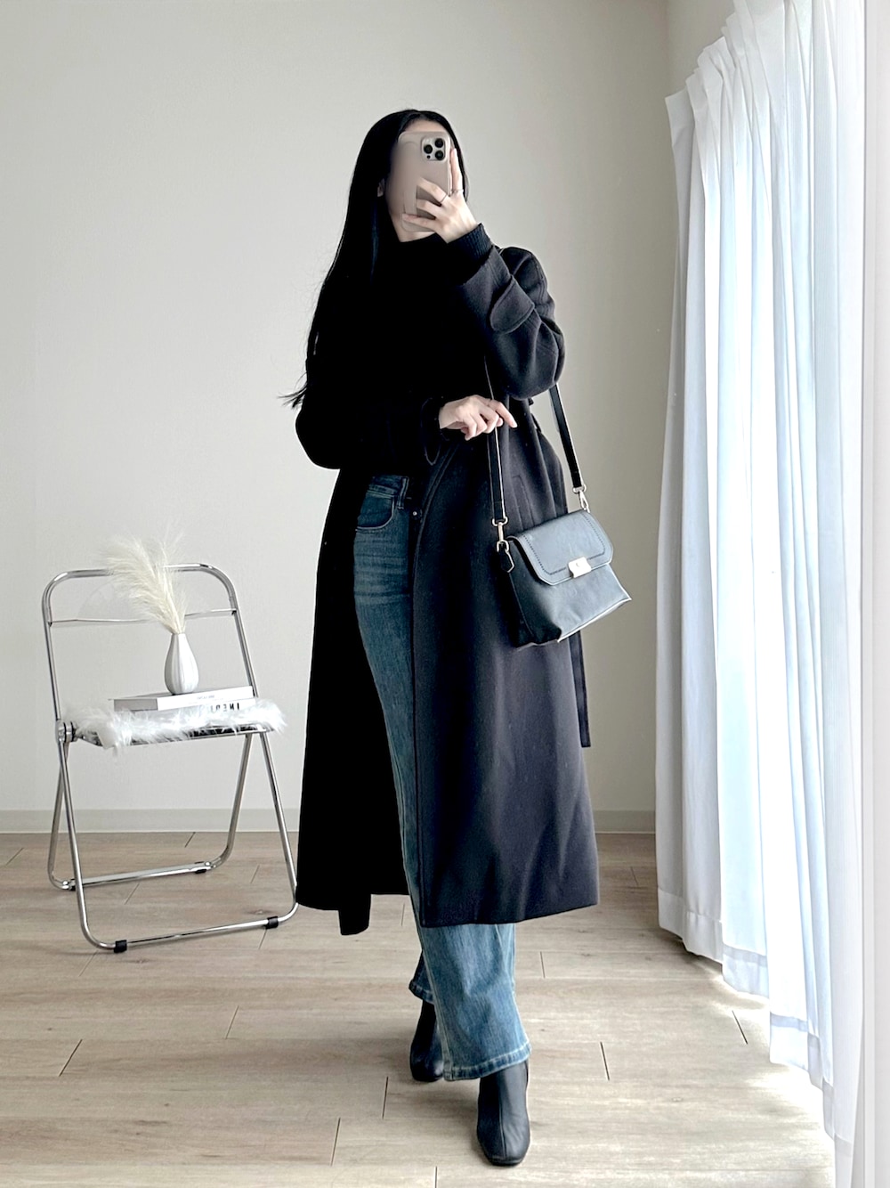 「デニム、デニムパンツ、デニムコーデ、パンツスタイル、パンツコーデ、ロングコート、コート、ブーツ、GRL、dholic、グレイル、プチプラ、プチプラコーデ、ブラックコーデ」｜「GRLのアイテム（デニムパンツ、ブルー系）」を使った、moniさん（レディース・165cm）の冬コーディネートの1枚目の写真