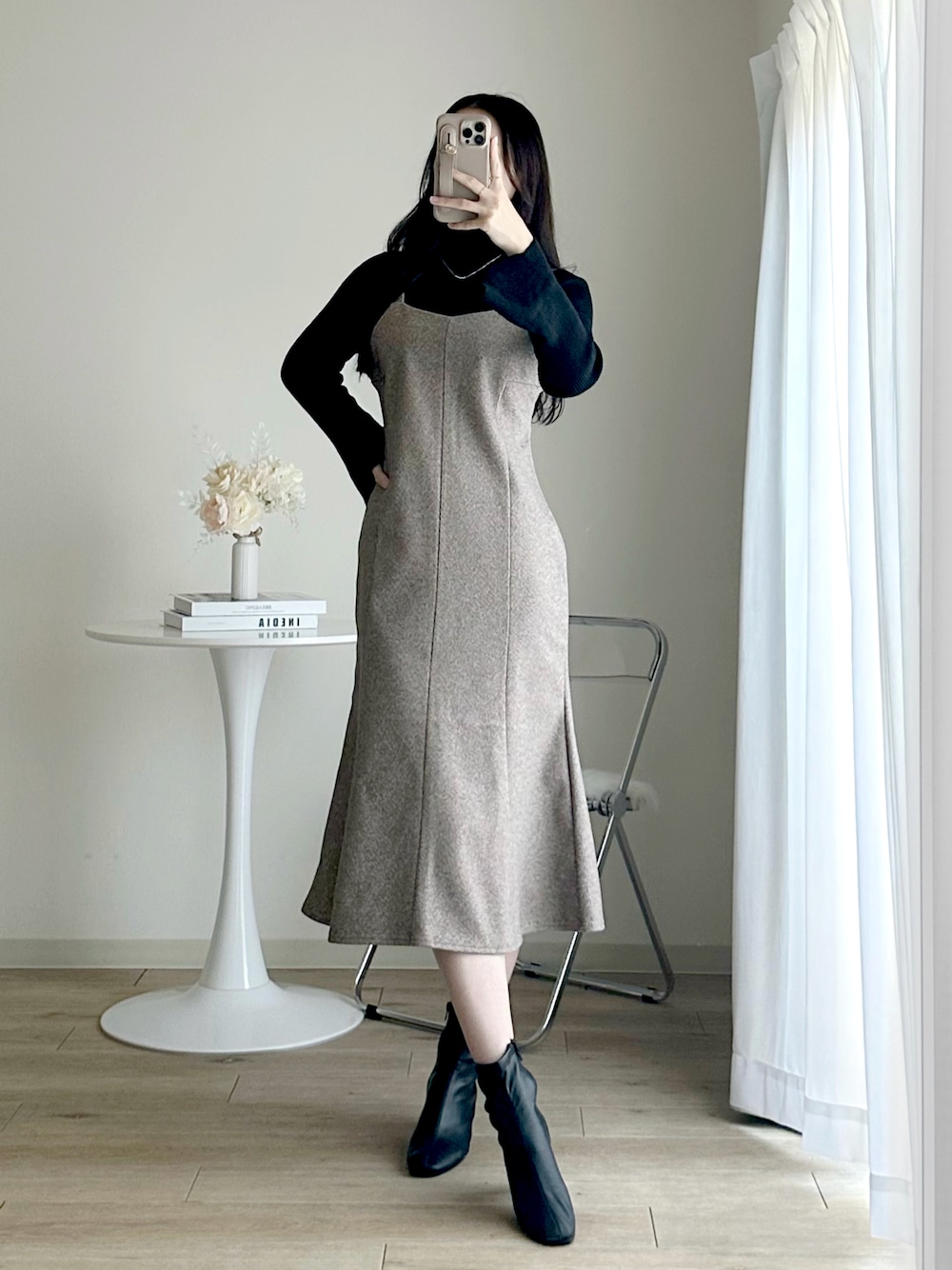 「冬服、冬コーデ、冬服コーデ、キャミワンピ、キャミワンピース、ワンピース、ワンピースコーデ、ニット、dholic、GRL、プチプラ、プチプラコーデ、ブーツ、モノトーン、モノトーンコーデ」｜「DHOLICのアイテム（ワンピース、ブラウン系）」を使った、moniさん（レディース・165cm）の冬コーディネートの1枚目の写真