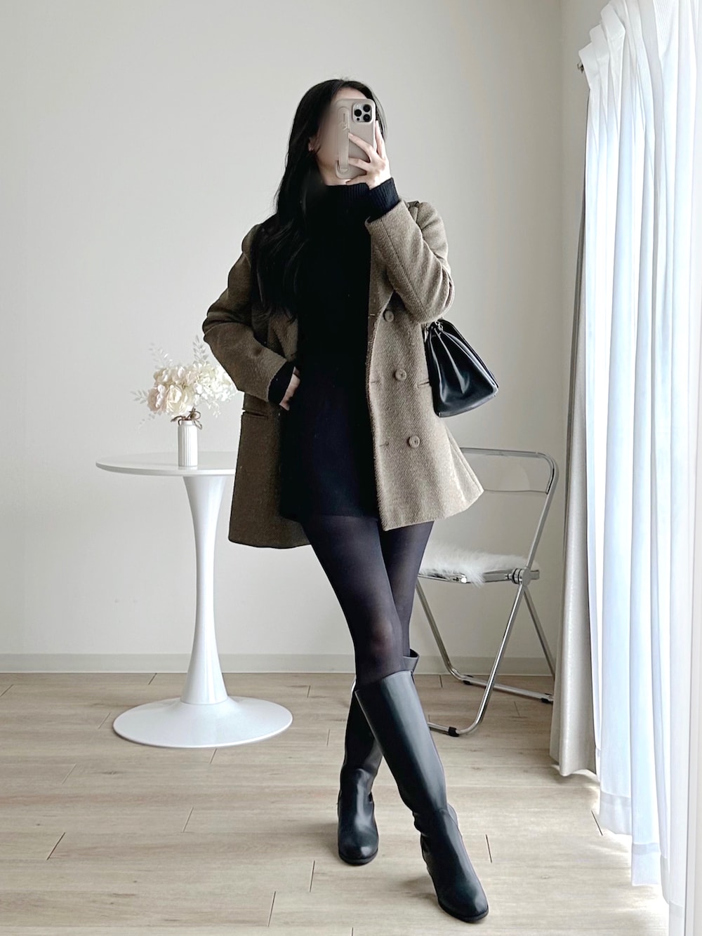 「ミドルコート、ロングブーツ、ブーツ、冬服、冬コーデ、ショートパンツ、タイツ、ミニ丈、ショーパン、GRL、グレイル、プチプラ、プチプラコーデ、プチプラミックス」｜「GRLのボトルネックリブニットトップス（ニット/セーター、ブラック系）」を使った、moniさん（レディース・165cm）の冬コーディネートの1枚目の写真