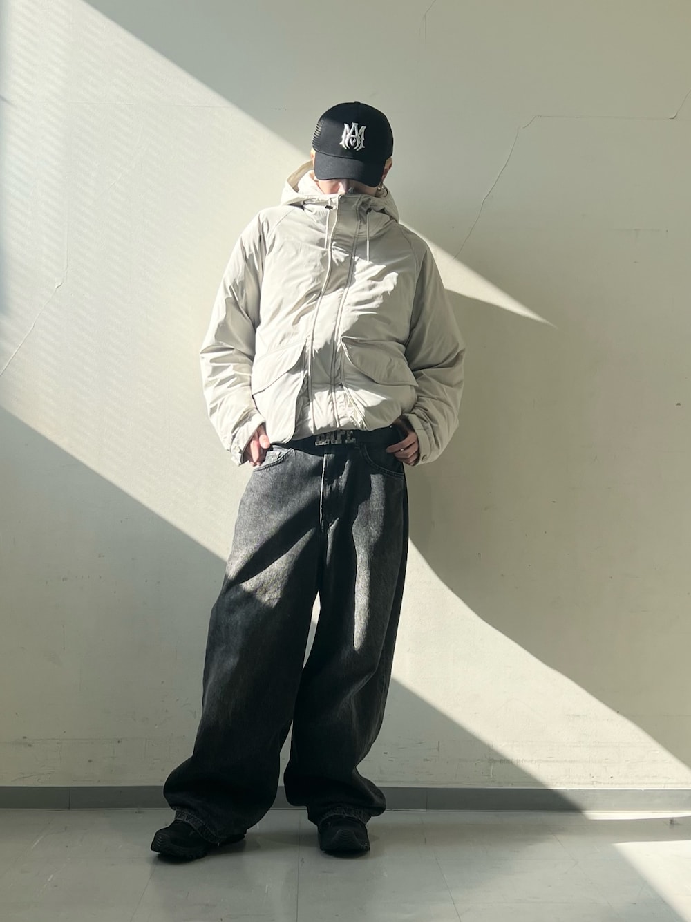 ベージュ系のブルゾン、ブラック系のスニーカー、ブラック系のデニムパンツを着用したメンズの秋コーディネートの1枚目の写真