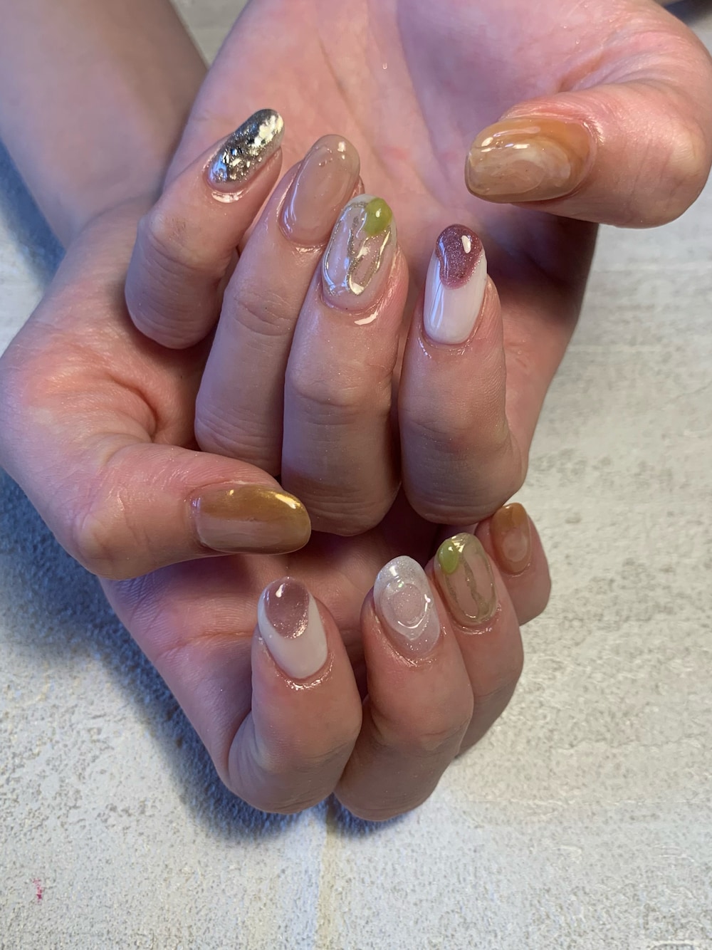 その他のマニキュア/ジェルネイルを着用したレディースの秋コーディネートの1枚目の写真