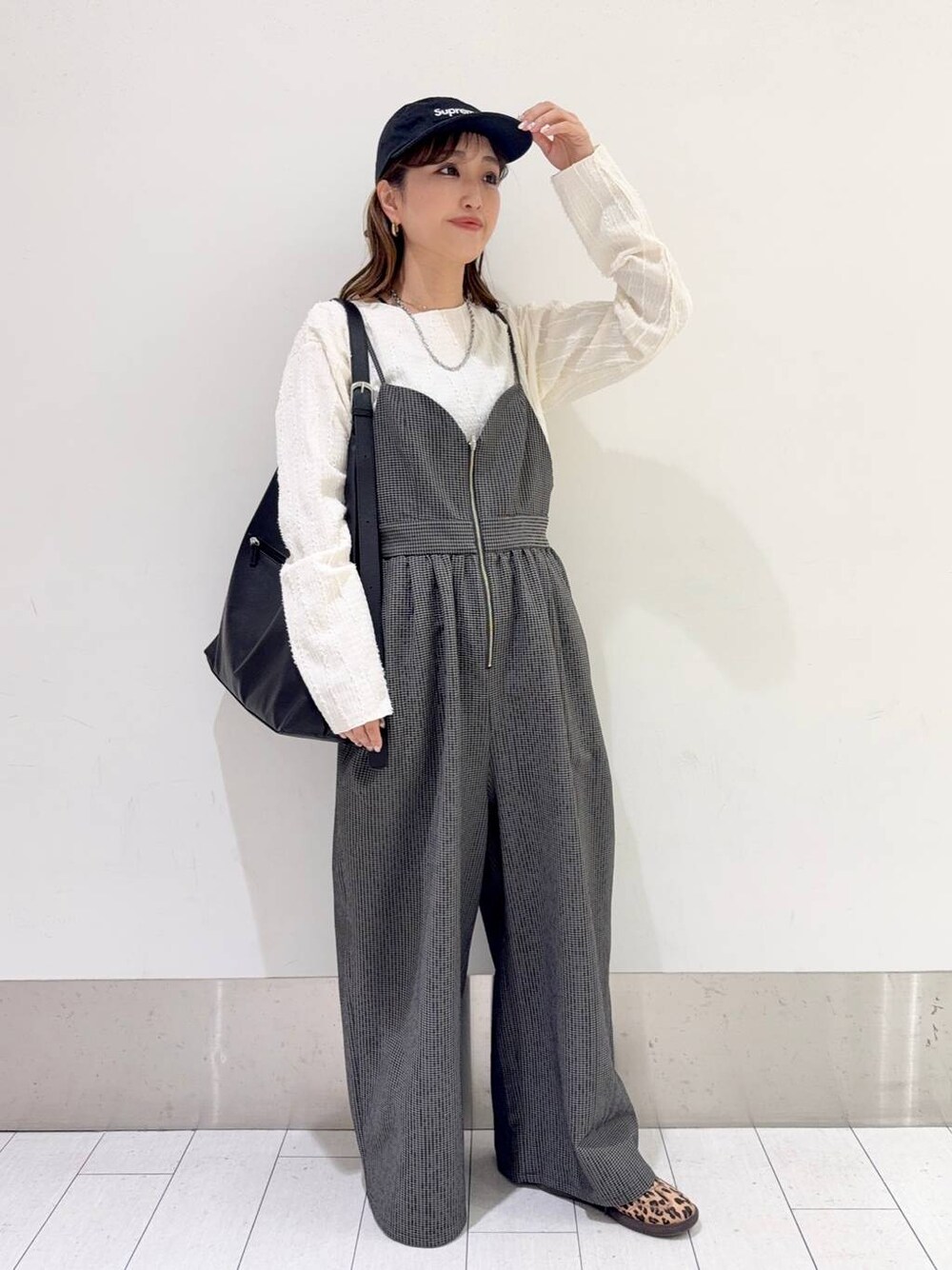 「低身長、体型カバー、カジュアル、テーマパーク、デート/ロマンティック、ママコーデ、秋コーデ、冬コーデ、ローリーズスタイル_LOWRYS FARM、公認インフルエンサー_LOWRYS FARM、大人女子カジュアル_LOWRYS FARM、ゆったり、着痩せ・細見え、春コーデ、サロペット」｜「LOWRYS FARMのジャガードフリンジＬＳ　102891（Tシャツ/カットソー、ベージュ系）」を使った、anyuさん（レディース・150cm）の春コーディネートの1枚目の写真