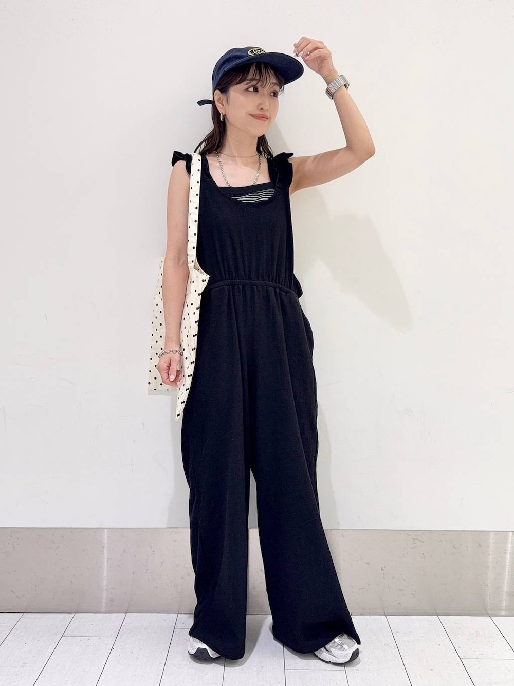 「ローリーズスタイル_LOWRYS FARM、公認インフルエンサー_LOWRYS FARM、大人女子カジュアル_LOWRYS FARM、ゆったり、着痩せ・細見え、サロペット、低身長、体型カバー、カジュアル、テーマパーク、セールコーデ、リラックス、海、LOWRYS FARM、カジュアルコーデ」｜「LOWRYS FARMのステンレスデザインネックレス　 136325（ネックレス、シルバー系）」を使った、anyuさん（レディース・150cm）の夏コーディネートの1枚目の写真