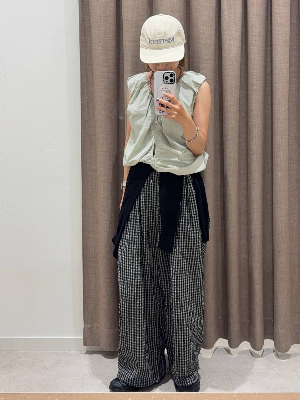 グリーン系のシャツ/ブラウス、ブラック系のその他パンツ、シルバー系のネックレスを着用したレディースの夏コーディネートの1枚目の写真