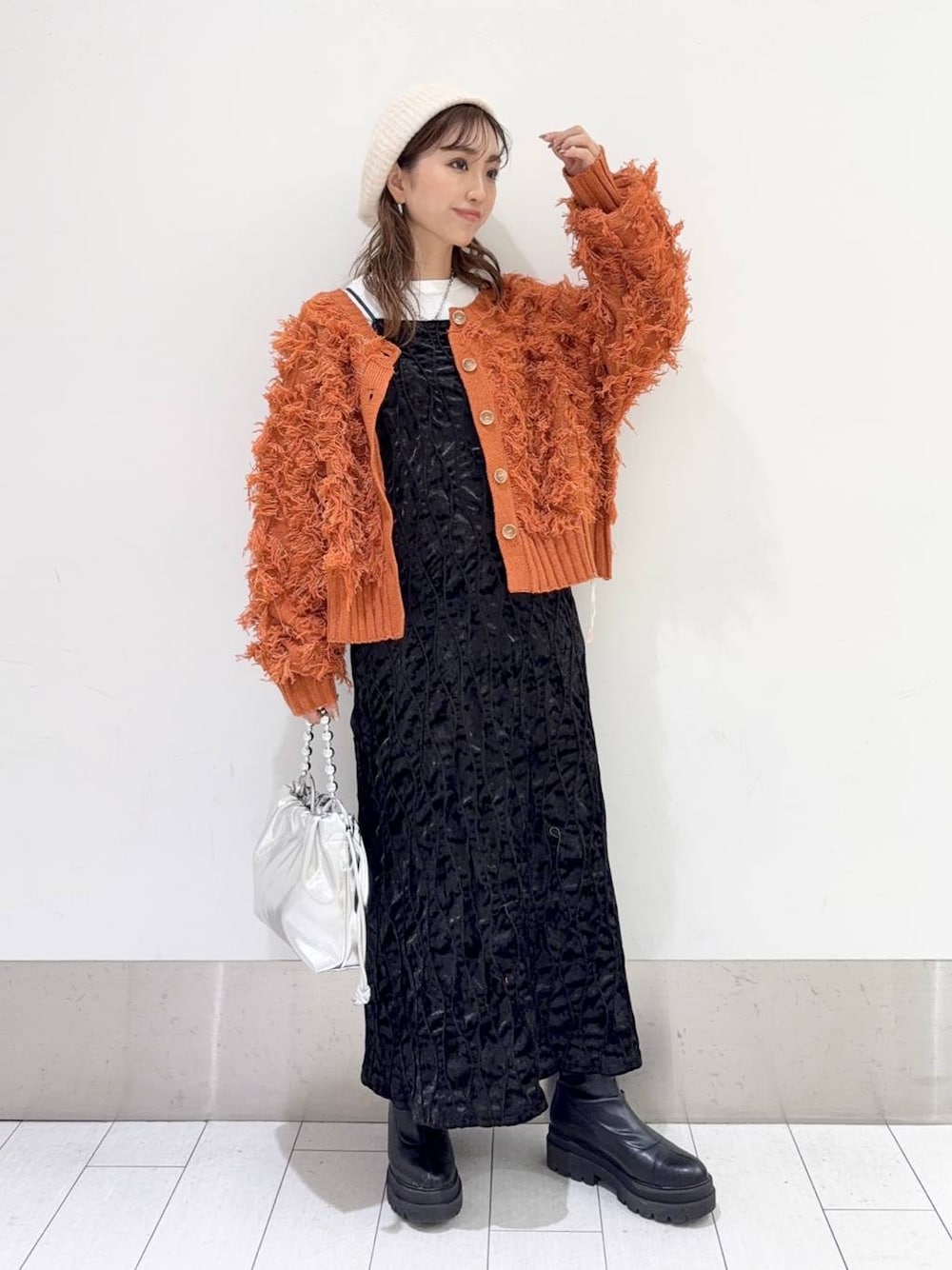 「セールコーデ、ワンピース、レイヤードスタイル、おでかけ、LOWRYS FARM、旅行、低身長、体型カバー、カジュアル、テーマパーク、デート/ロマンティック、ママコーデ、秋コーデ、冬コーデ、ローリーズスタイル_LOWRYS FARM」｜「LOWRYS FARMのストレッチロングブーツ 133374（ブーツ、ブラック系）」を使った、anyuさん（レディース・150cm）の冬コーディネートの1枚目の写真