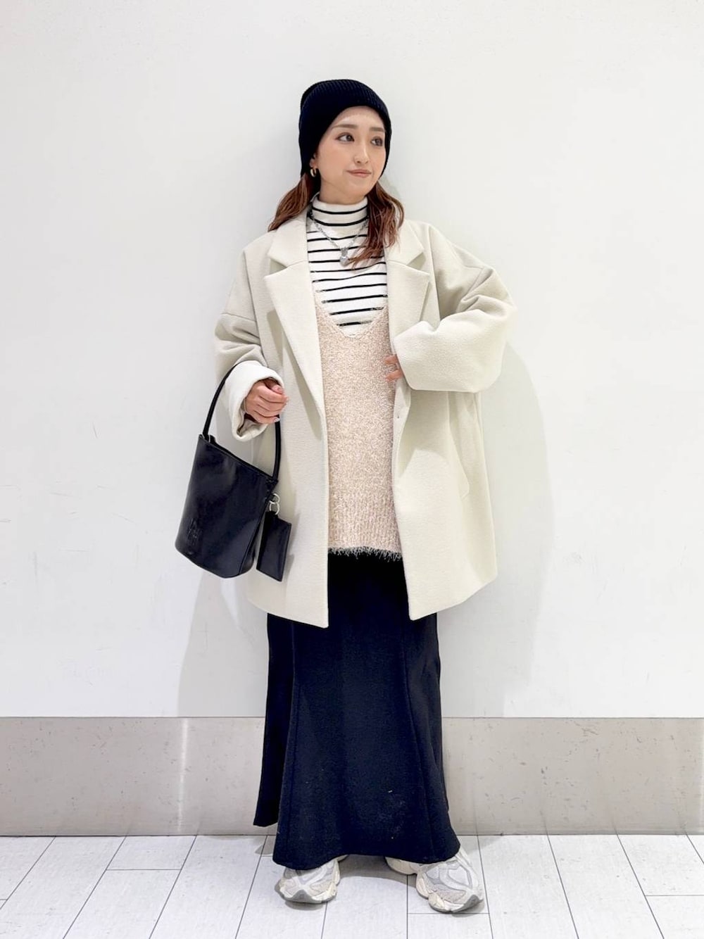 「ママコーデ、秋コーデ、冬コーデ、ローリーズスタイル_LOWRYS FARM、ゆったり、ジャケット、低身長、ベスト、LOWRYS FARM、体型カバー、ニット、カジュアル、テーマパーク、デート/ロマンティック、公認インフルエンサー_LOWRYS FARM」｜「LOWRYS FARMのダブルフェイスユルジャケット 116453（チェスターコート、ホワイト系）」を使った、anyuさん（レディース・150cm）の冬コーディネートの1枚目の写真