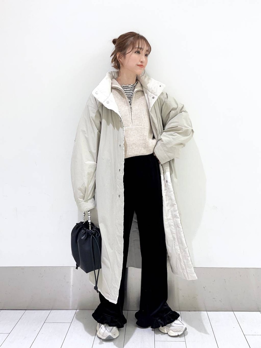 ホワイト系のTシャツ/カットソー、ホワイト系のミリタリージャケット、ブラック系のショルダーバッグを着用したレディースの秋コーディネートの1枚目の写真