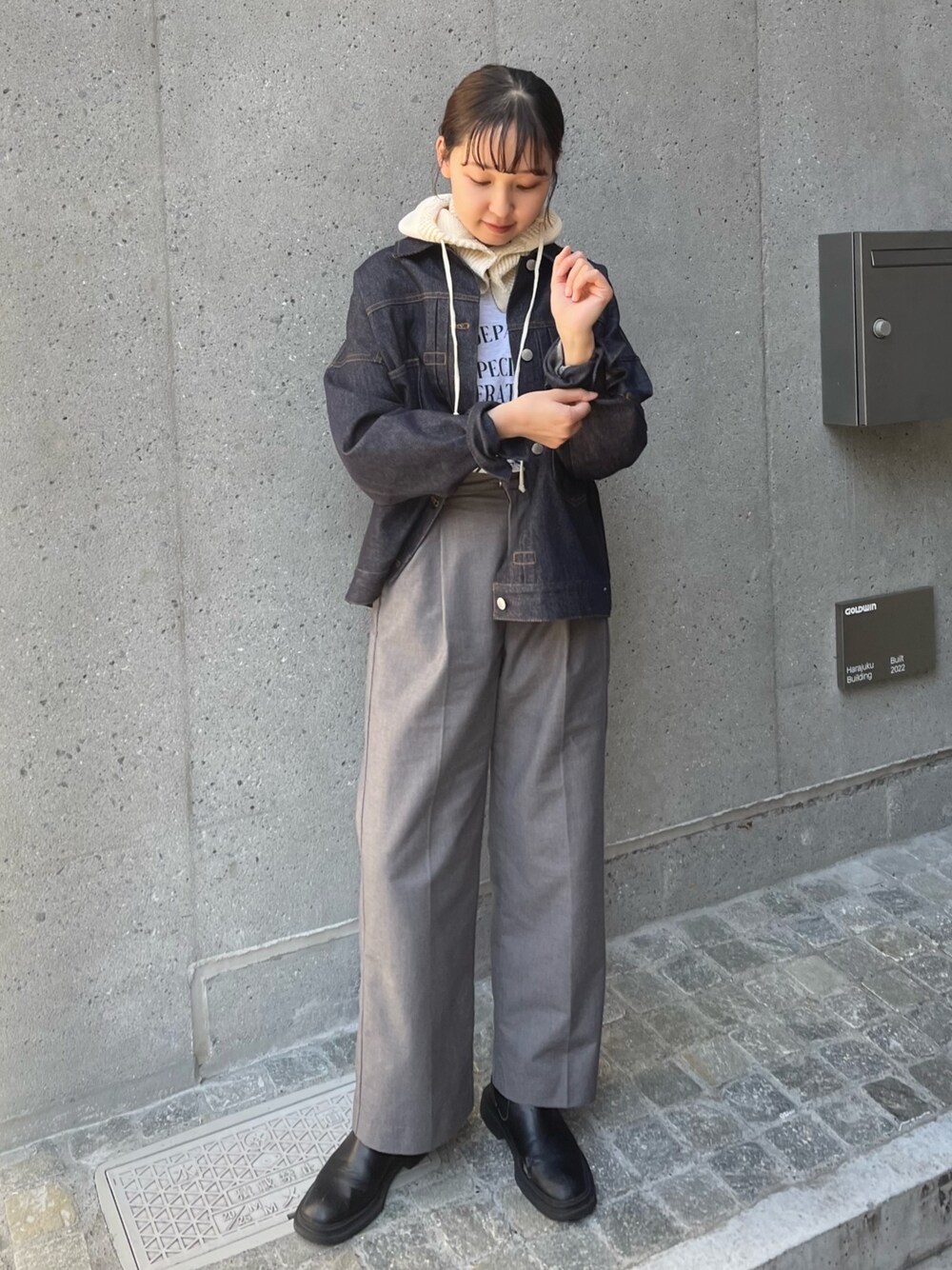 「バラクラバ、春服、春コーデ、デニム、デニムジャケット、ジャケット、スラックス、スラックスパンツ、カジュアルコーデ、大人カジュアル、シンプルコーデ、休日スタイル、休日コーデ、レイヤードスタイル」｜「fredy emueのデニムジャケット（デニムジャケット、ブルー系）」を使った、kurikiさん（レディース・160cm）の冬コーディネートの1枚目の写真