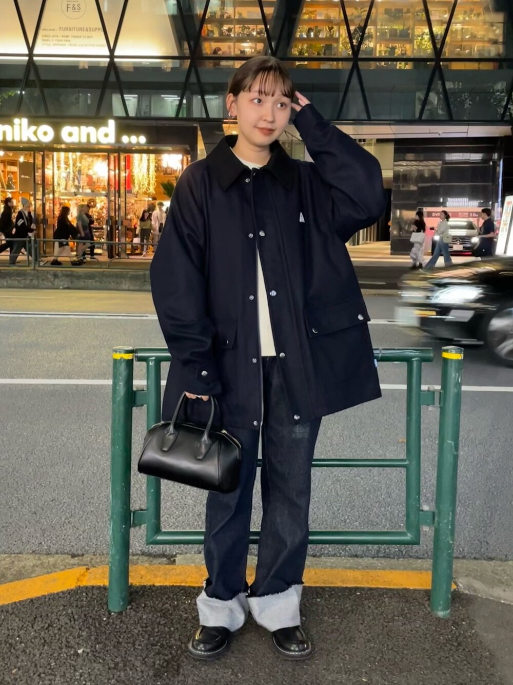 「重ね着ベストシーズン、ローファー、モノトーン、ビッグシルエット、お出かけコーデ、古着MIX、コート、デニム、メルトン、メンズライク、トラッド、秋コーデ、秋服、秋冬コーデ、冬コーデ」｜「GEVACOの【GEVACO/ゲバコ】メルトンミドルブルゾン ミドルコート（ブルゾン、ブルー系）」を使った、kurikiさん（レディース・160cm）の秋コーディネートの1枚目の写真
