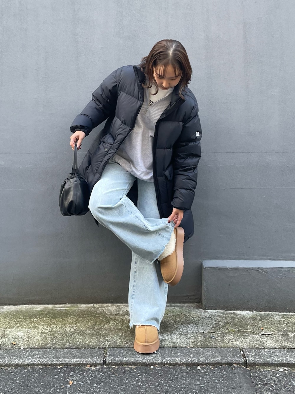 「休日スタイル、楽チンコーデ、冬服コーデ、大人女子、パンツスタイル、冬、今日のコーデ、着回しコーデ、デニム、ムートンブーツ、アウターコーデ、ニットコーデ、カジュアル、カジュアルコーデ、ダウン」｜「fredy emueのカットオフセミフレアデニムパンツ（デニムパンツ、ブルー系）」を使った、kurikiさん（レディース・160cm）の冬コーディネートの1枚目の写真