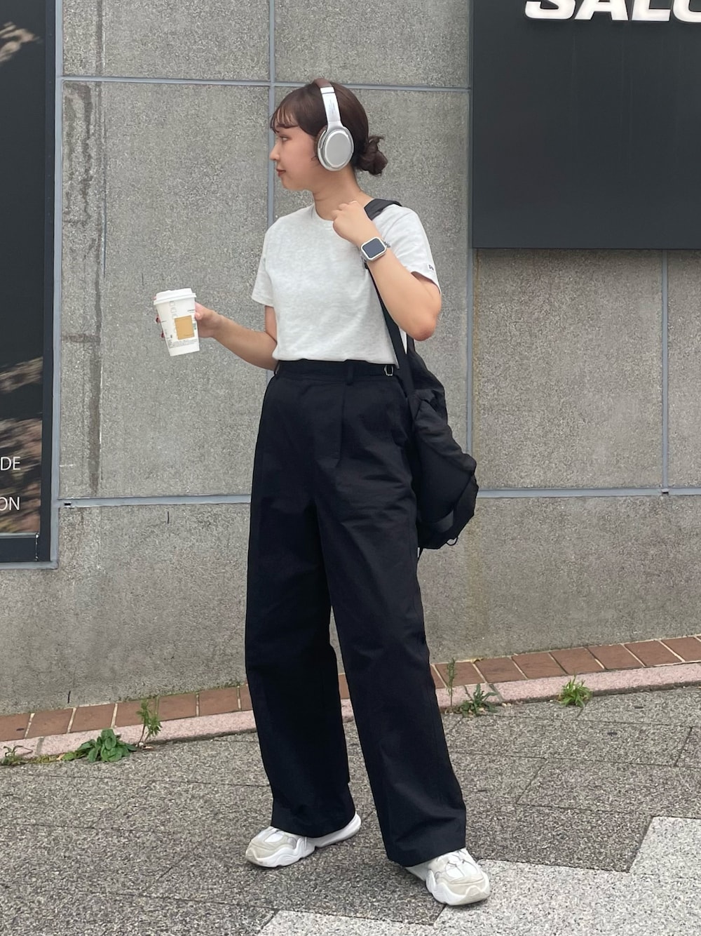 「お出かけコーデ、アツいコーデ全部見せ、秋服準備はじめました、スニーカー、チノパン、Tシャツ、モノトーン、シンプルコーデ、シンプル、秋服、スポーツミックス、カジュアルコーデ、リュック」｜「fredy emueのデニム / チノタックパンツ（チノパンツ、ブラック系）」を使った、kurikiさん（レディース・160cm）の夏コーディネートの1枚目の写真