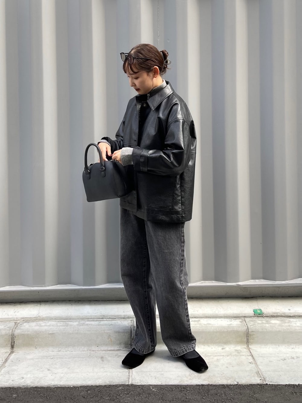 「レザージャケット、レザー、お出かけコーデ、ファッションを楽しもう、冬コーデ、モノトーン、モノトーンコーデ、メンズライク、黒コーデ、ブラック、ブラックコーデ、デニム、ブラックデニム、メガネ女子、ストリート」｜「fredy emueのフェイクレザーブルゾン（ブルゾン、ブラック系）」を使った、kurikiさん（レディース・160cm）の秋コーディネートの1枚目の写真