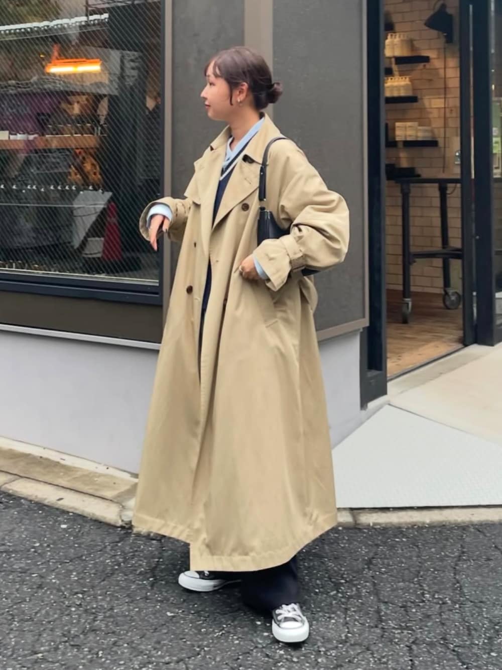 「トレンチコート、秋、秋コーデ、秋冬コーデ、秋服準備はじめました、秋服、秋先取りコーデ、コート、コートスタイル、韓国、韓国ファッション、韓国コーデ、シンプルコーデ、シンプルスタイル、シンプル」｜「fredy emueの【発売のたびに即完売する大人気アイテム】袖ボリュームトレンチコート（トレンチコート、ベージュ系）」を使った、kurikiさん（レディース・160cm）の夏コーディネートの1枚目の写真