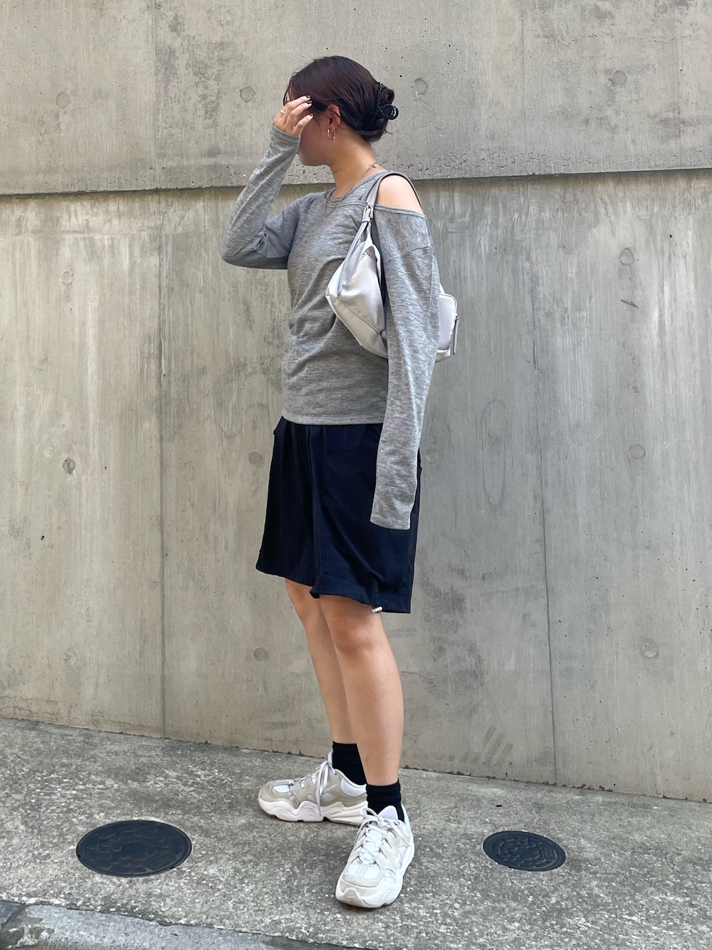 「秋服準備はじめました、お出かけコーデ、レイヤードスタイル、スポーツミックス、休日スタイル、スニーカー、ハーフパンツ、韓国ファッション、モノトーン、モノトーンコーデ、秋コーデ、ショルダーバッグ、サングラス、秋服、シンプルコーデ」｜「fredy emueの2ポケットワンハンドルバッグ（ハンドバッグ、シルバー系）」を使った、kurikiさん（レディース・160cm）の夏コーディネートの1枚目の写真