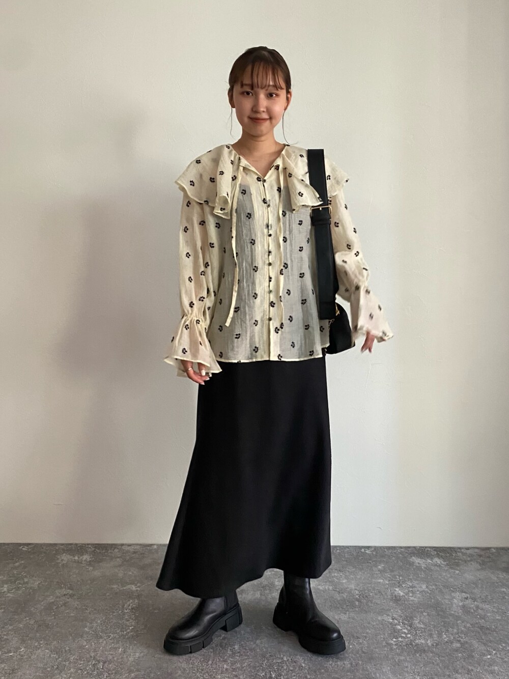 「ブラウス、ブラウスコーデ、シアートップス、シアーシャツ、シアー、刺繍、刺繍ブラウス、スカート、スカートスタイル、スカートコーデ、淡色コーデ、淡色女子、秋服準備はじめました、ロングスカート」｜「fredy emueのシアー楊柳刺繍ケープブラウス（シャツ/ブラウス、ホワイト系）」を使った、kurikiさん（レディース・160cm）の夏コーディネートの1枚目の写真