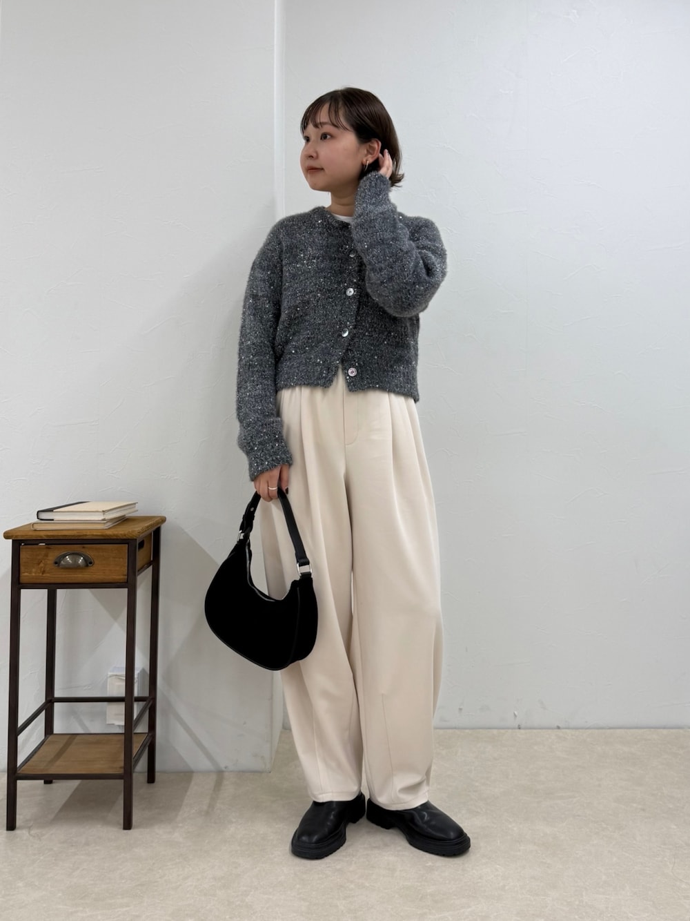 グレー系のカーディガン/ボレロ、ホワイト系のその他パンツを着用したレディースの秋コーディネートの1枚目の写真