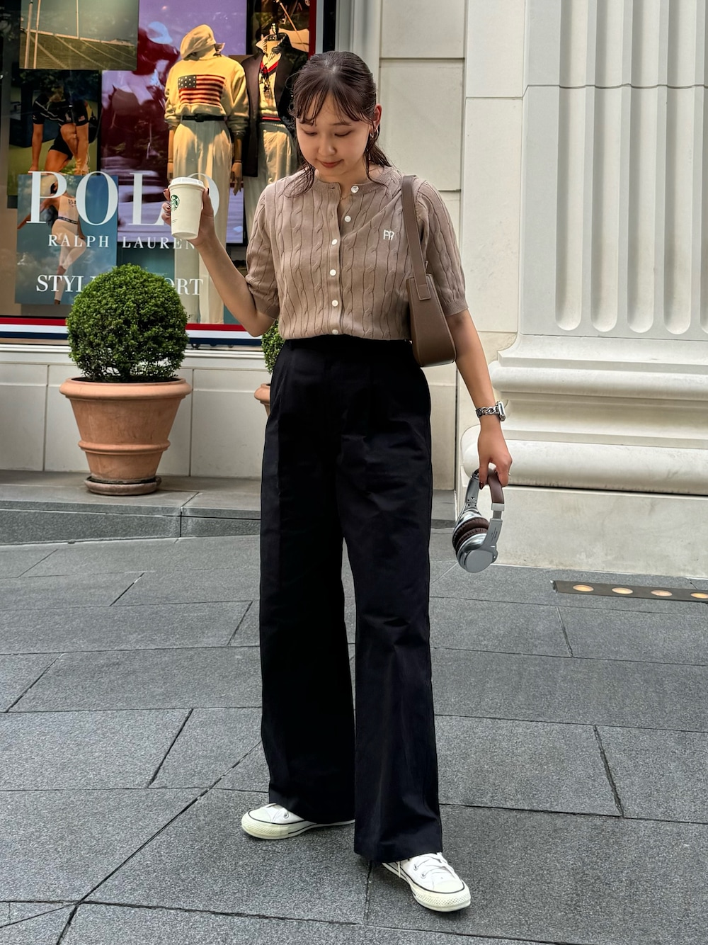 「お出かけコーデ、秋服準備はじめました、ブラウン、デートコーデ、オトナカジュアル、カーディガン、チノパン、スニーカー、トラッド、シンプルコーデ、ケーブルニット、秋コーデ、秋服、カジュアルコーデ、パンツスタイル」｜「fredy emueのデニム / チノタックパンツ（チノパンツ、ブラック系）」を使った、kurikiさん（レディース・160cm）の夏コーディネートの1枚目の写真