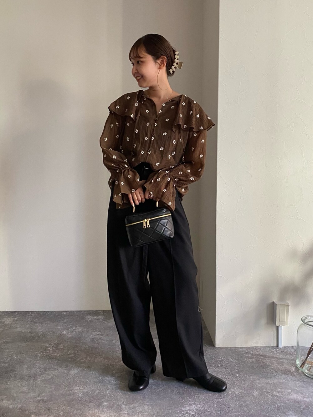 「ブラウス、ブラウスコーデ、ブラウン、秋服準備はじめました、秋コーデ、秋服、秋服コーデ、スラックス、スラックスパンツ、シンプルコーデ、カジュアル、カジュアルコーデ、大人カジュアル」｜「fredy emueのシアー楊柳刺繍ケープブラウス（シャツ/ブラウス、ブラウン系）」を使った、kurikiさん（レディース・160cm）の夏コーディネートの1枚目の写真