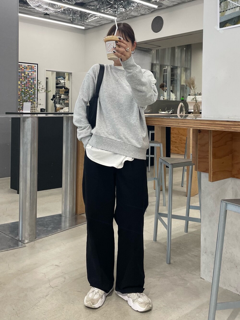 「fredy emueのデニム / チノタックパンツ（チノパンツ、ブラック系）」を使った、kurikiさん（レディース・160cm）の秋コーディネートの1枚目の写真