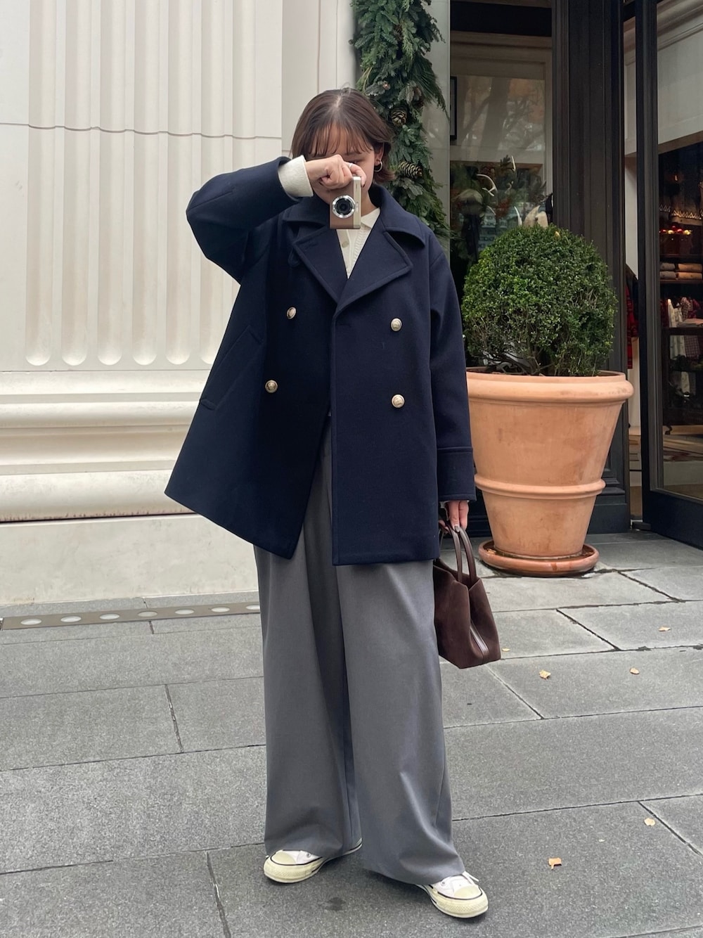 ブルー系のピーコート、グレー系のその他パンツ、ホワイト系のニット/セーターを着用したレディースの秋コーディネートの1枚目の写真