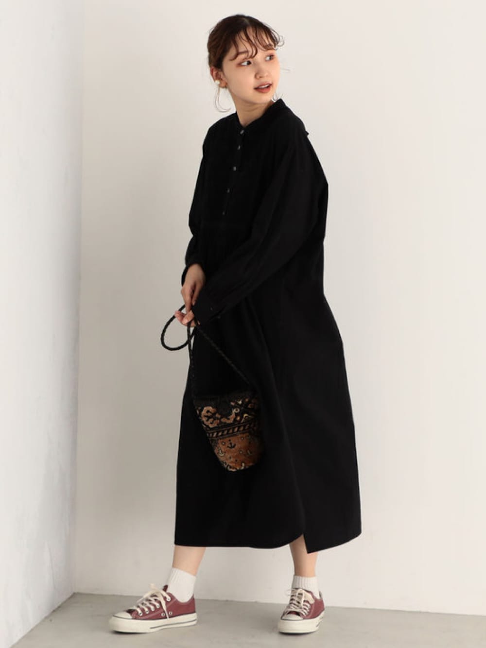 ブラック系のシャツワンピース、ブラウン系のスニーカーを着用したレディースの夏コーディネートの1枚目の写真