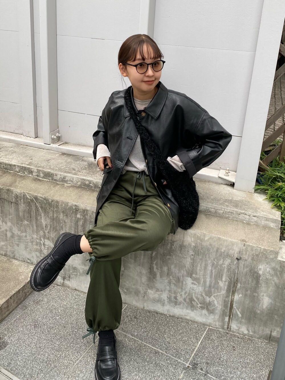 「レザー、レザージャケット、モノトーン、モノトーンコーデ、カーゴパンツ、ローファー、ラメ、メンズライク、秋冬コーデ、秋コーデ、ストリート、ショルダーバッグ、ビッグシルエット、めがね、カジュアルコーデ」｜「fredy emueのフェイクレザーブルゾン（ブルゾン、ブラック系）」を使った、kurikiさん（レディース・160cm）の秋コーディネートの1枚目の写真