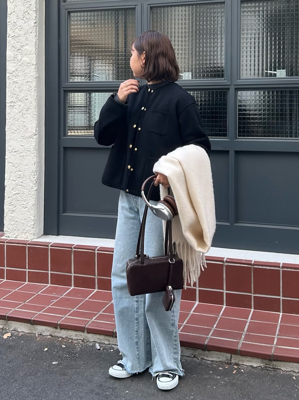 「冬アウター、オトナカジュアル、お出かけコーデ、大人可愛い、お正月・初詣コーデ、シンプルコーデ、冬服コーデ、オトナカワイイ、シンプル、マイベストコーデ2024、デニムコーデ、冬服、スニーカーコーデ、骨格ウェーブ、着回しコーデ」｜「fredy emueのカットオフセミフレアデニムパンツ（デニムパンツ、ブルー系）」を使った、kurikiさん（レディース・160cm）の冬コーディネートの1枚目の写真
