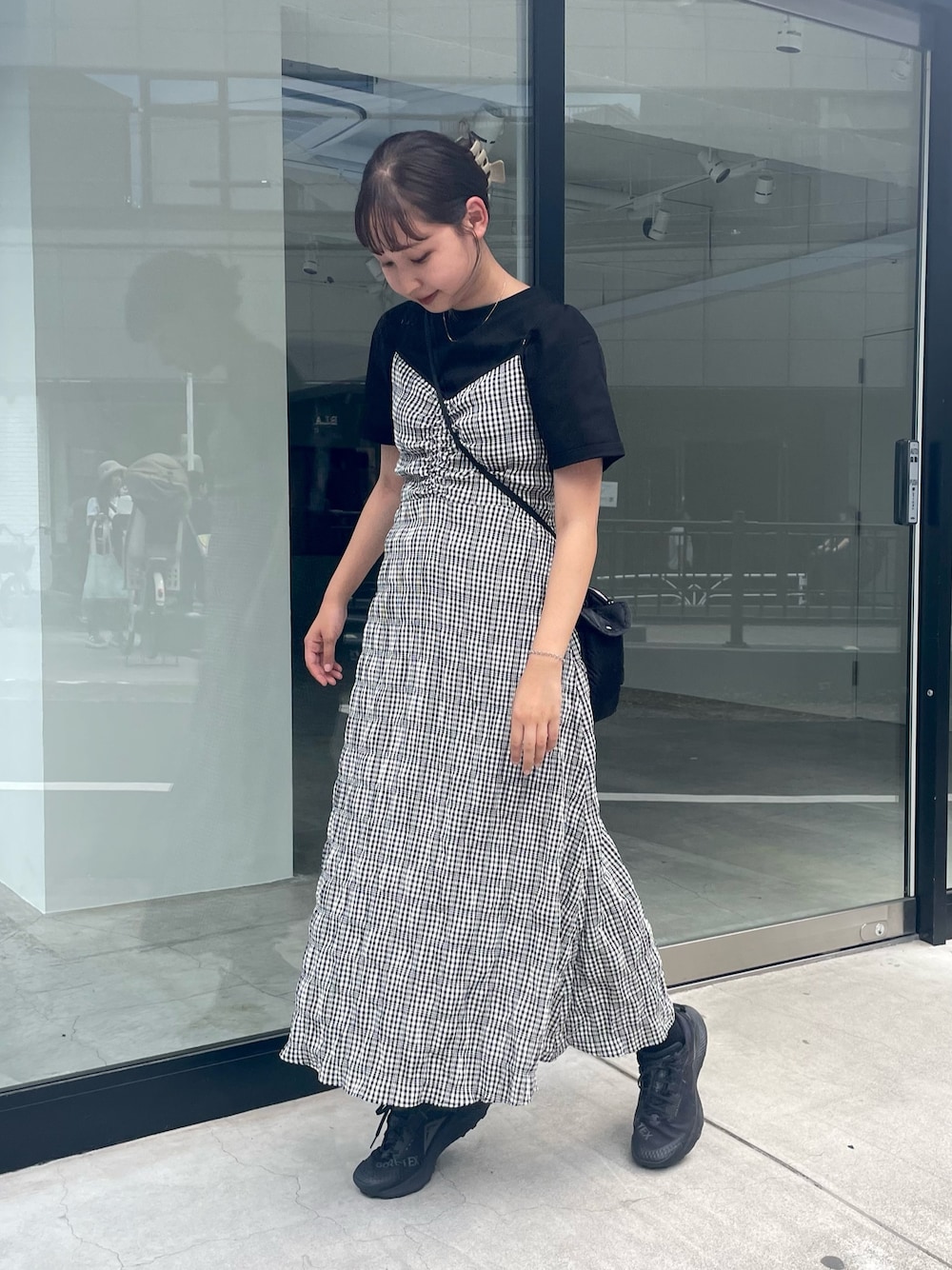 「キャミワンピ、ワンピース、ギンガムチェック、夏セールで買いました、フェススタイル、スニーカー、夏コーデ、お出かけコーデ、休日コーデ、デート、デートスタイル（WOMEN）、ブラック、モノトーン、モノトーンコーデ、カジュアルコーデ」｜「fredy emueのチェック柄キャミワンピース（ワンピース、ブラック系）」を使った、kurikiさん（レディース・160cm）の夏コーディネートの1枚目の写真