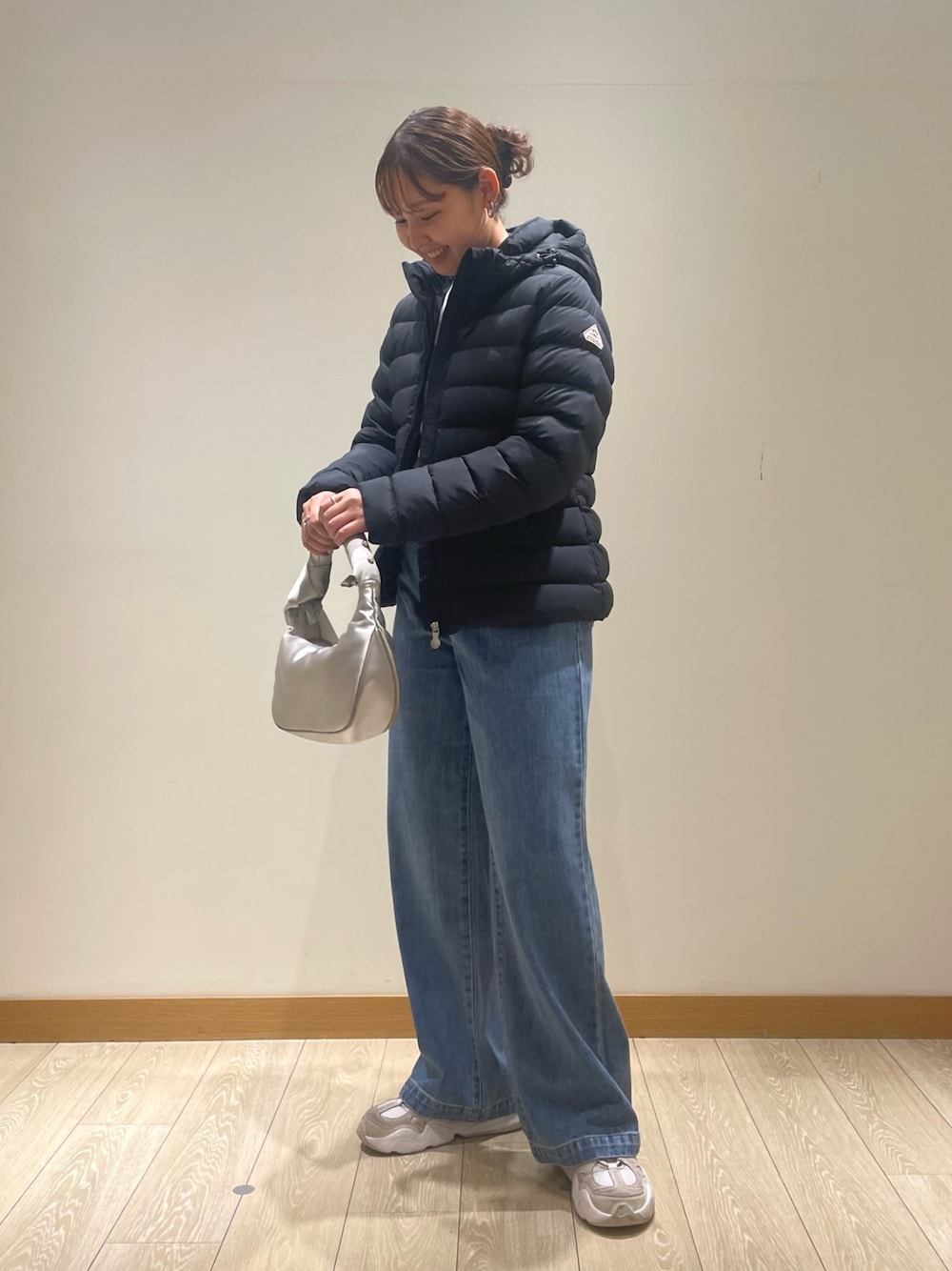 「秋冬コーデ、秋冬、冬コーデ、アウター、ダウンジャケット、ダウン、ダウンコート、デニム、デニムパンツ、休日スタイル、着回しコーデ、シンプル、シンプルコーデ、スニーカー、おでかけコーデ」｜「Pyrenexの【PYRENEX/ピレネックス】SPOUNTNIC SOFT 2（ダウンジャケット/コート、ブラック系）」を使った、kurikiさん（レディース・160cm）の秋コーディネートの1枚目の写真