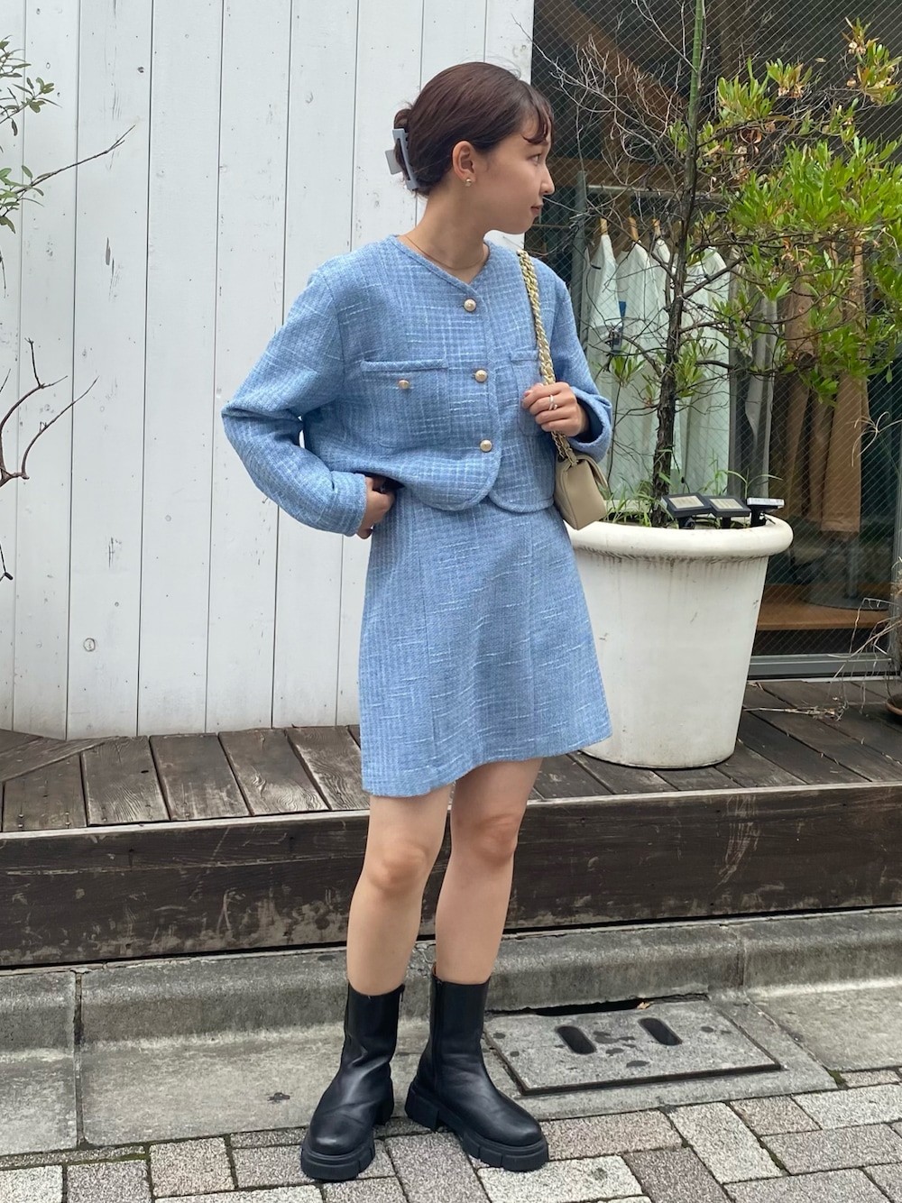 「ジャケットスタイル、ジャケット、ツイードジャケット、セットアップ、ミニスカート、韓国ファッション、ブーツ、ショルダーバッグ、ショート丈トップス、大人カジュアル、骨格ウェーブ、ワントーンコーデ、秋服準備はじめました」｜「onulsohaのツィードショートジャケット（ノーカラージャケット、ブルー系）」を使った、kurikiさん（レディース・160cm）の秋コーディネートの1枚目の写真