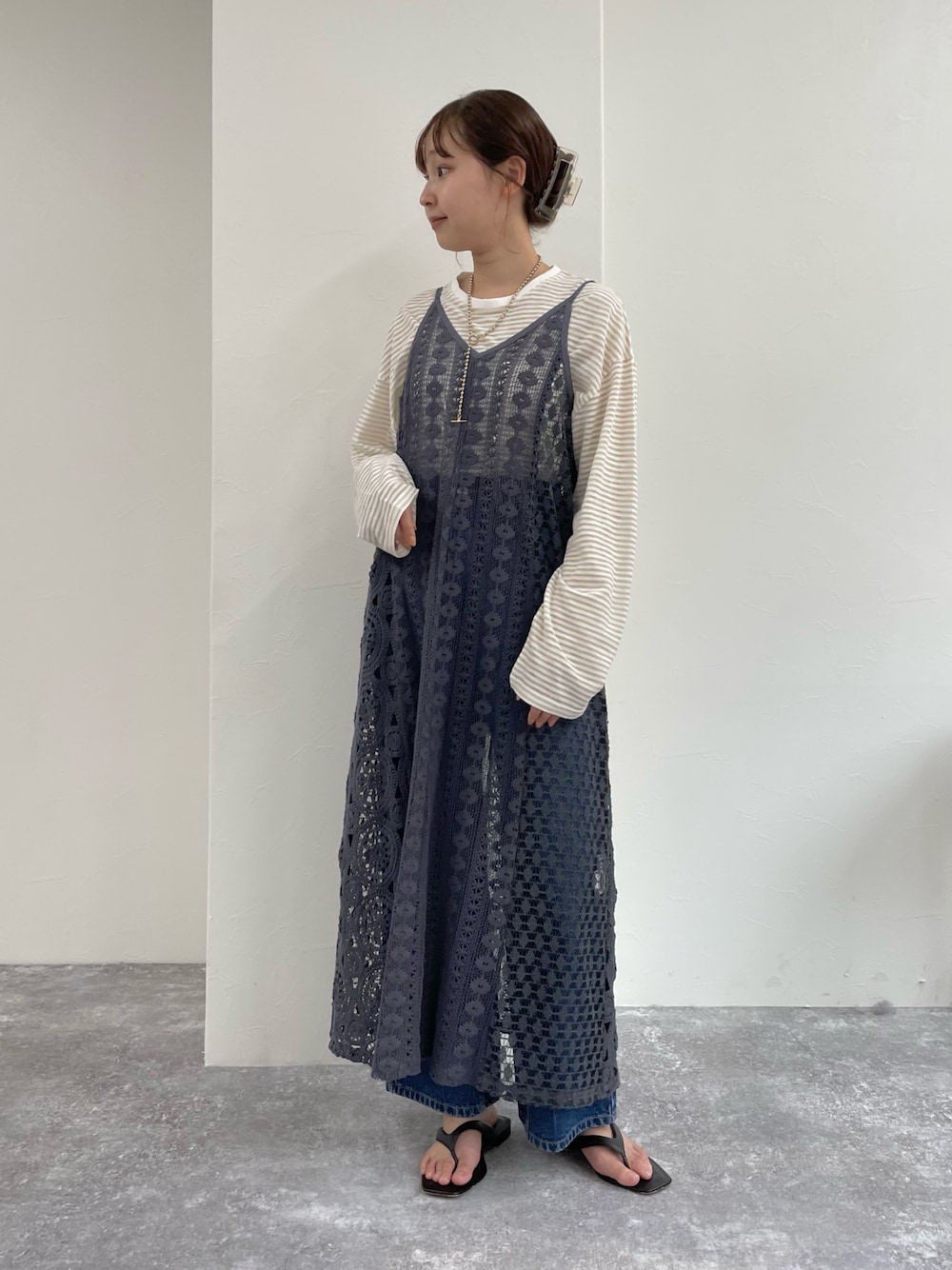「ボーダー、ボーダートップス、ボーダーTシャツ、Tシャツ、ゆるコーデ、レイヤードスタイル、シンプルコーデ、キャミワンピ、キャミワンピース、デニム、デニムパンツ、シアートップス、シアー、サンダル、夏コーデ」｜「fredy emueのシアーボーダーロンT（Tシャツ/カットソー、ベージュ系）」を使った、kurikiさん（レディース・160cm）の夏コーディネートの1枚目の写真