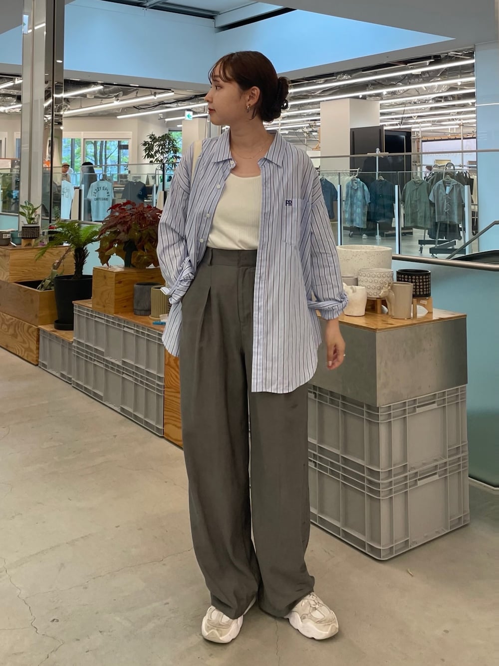 「スニーカー、さらっと晴れやかスナップ、夏コーデ、韓国ファッション、お出かけコーデ、シャツスタイル、シャツ、ストライプシャツ、スラックス、スラックスパンツ、シンプル、カジュアル、カジュアルコーデ、着回しコーデ、パンツスタイル」｜「fredy emueのFR刺繍シャツ（シャツ/ブラウス、ブルー系）」を使った、kurikiさん（レディース・160cm）の夏コーディネートの1枚目の写真