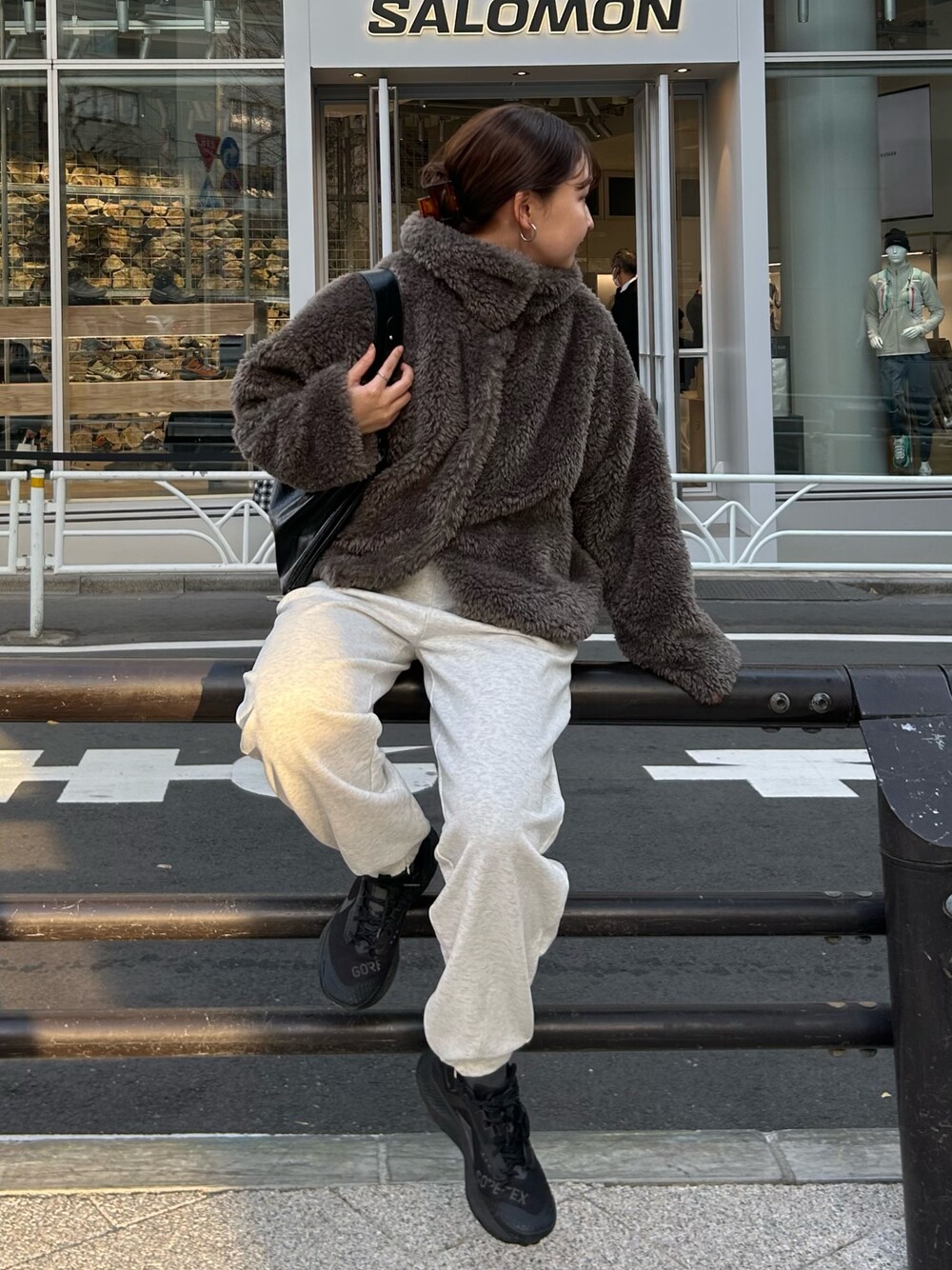 「冬アウター、シンプルコーデ、冬服コーデ、着回しコーデ、シンプル、冬服、スニーカーコーデ、シンプルスタイル、グレー、ワントーンコーデ、お出かけコーデ、大人可愛い、オトナカジュアル、ファーコート、カジュアルコーデ」｜「fredy emueのフェイクファーコート（ムートンコート、グレー系）」を使った、kurikiさん（レディース・160cm）の冬コーディネートの1枚目の写真