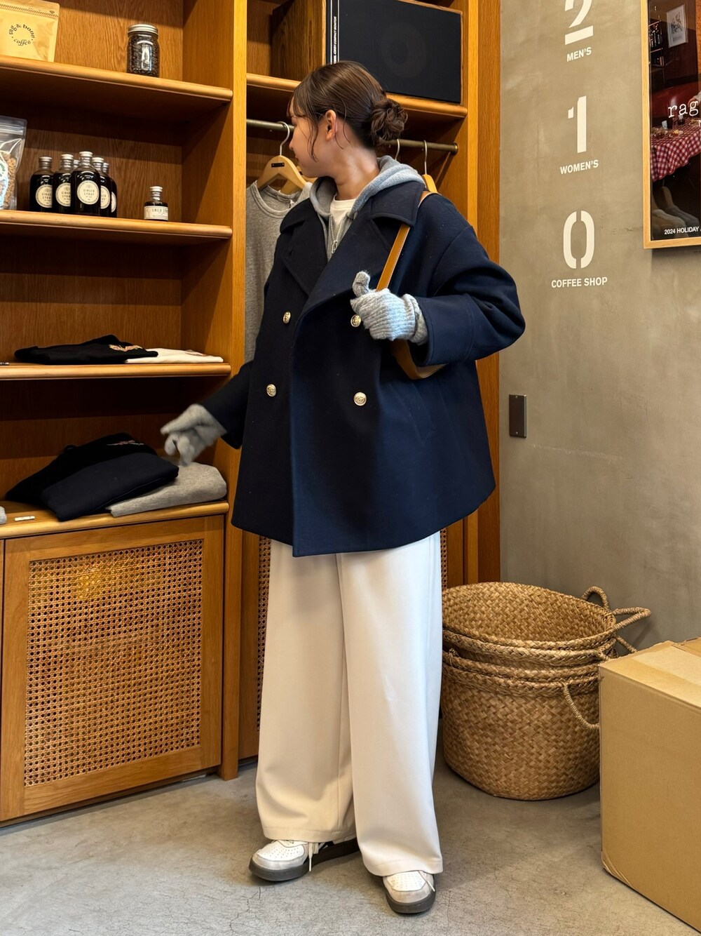 「冬アウター、秋冬コーデ、Pコート、ウールコート、コート、レイヤードスタイル、レイヤード、冬コーデ、お出かけコーデ、パーカー、韓国ファッション、クリスマスに着たい服、スニーカー、あったかコーデ」｜「fredy emueのウール混ミドル丈Pコート（ピーコート、ブルー系）」を使った、kurikiさん（レディース・160cm）の秋コーディネートの1枚目の写真