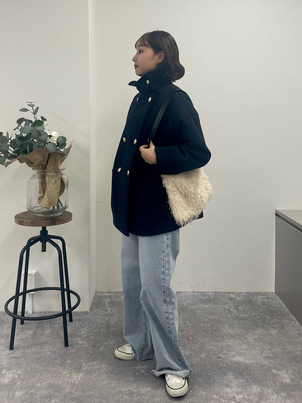 「冬コーデ、クリスマスに着たい服、休日スタイル、シンプルスタイル、シンプルコーデ、おでかけコーデ、アウター、コート、Pコート、クリスマス、デニム、デニムパンツ、冬アウター、スニーカー、スニーカーコーデ」｜「fredy emueのカットオフセミフレアデニムパンツ（デニムパンツ、ブルー系）」を使った、kurikiさん（レディース・160cm）の冬コーディネートの1枚目の写真