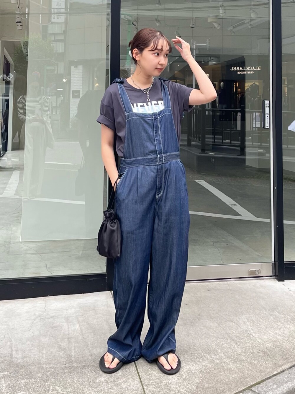 「サロペット、サロペットコーデ、デニム、Tシャツ、Tシャツ×デニム、ロゴT、カジュアルコーデ、カジュアル、大人カジュアル、夏コーデ、夏だ！Tシャツ着よう！、oofos、サンダル」｜「fredy emueのショルダーリボンサロペット（サロペット/オーバーオール、ブルー系）」を使った、kurikiさん（レディース・160cm）の夏コーディネートの1枚目の写真