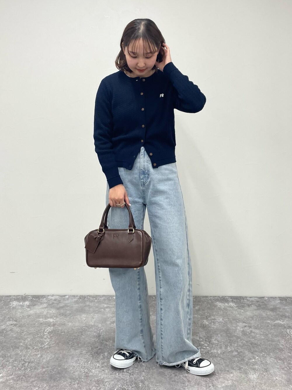 「シンプルスタイル、オトナ女子、大人ファッション、カジュアルスタイル、春、今日のコーデ、シンプル、はるコーデ、初春コーデ、韓国コーデ、カーディガン、デニム、デニムコーデ、スニーカー、スニーカーコーデ」｜「fredy emueのカットオフセミフレアデニムパンツ（デニムパンツ、ブルー系）」を使った、kurikiさん（レディース・160cm）の冬コーディネートの1枚目の写真