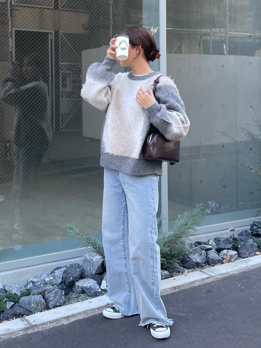 「オトナカジュアル、お出かけコーデ、シンプルコーデ、お正月・初詣コーデ、大人可愛い、ニットコーデ、グレー、冬服コーデ、オトナカワイイ、ワントーンコーデ、シンプル、デニムコーデ、冬服、スニーカーコーデ、着回しコーデ」｜「fredy emueのカットオフセミフレアデニムパンツ（デニムパンツ、ブルー系）」を使った、kurikiさん（レディース・160cm）の冬コーディネートの1枚目の写真