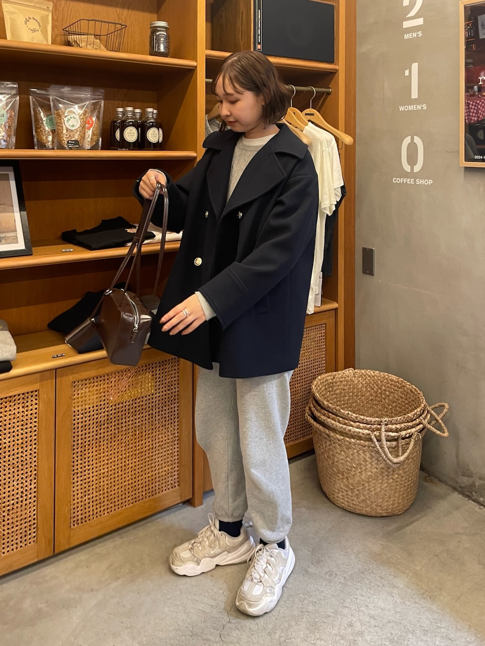 「冬コーデ、クリスマスに着たい服、マイベストコーデ2024、ニット、休日スタイル、冬アウター、アウター、アウターコーデ、Pコート、シンフルコーデ、シンプルスタイル、お出かけコーデ、スウェット、韓国ファッション、スニーカー」｜「fredy emueのウール混ミドル丈Pコート（ピーコート、ブルー系）」を使った、kurikiさん（レディース・160cm）の冬コーディネートの1枚目の写真