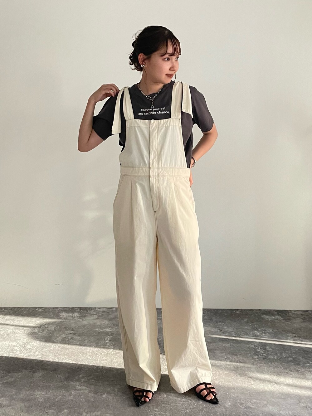 ホワイト系のサロペット/オーバーオール、グレー系のTシャツ/カットソーを着用したレディースの夏コーディネートの1枚目の写真