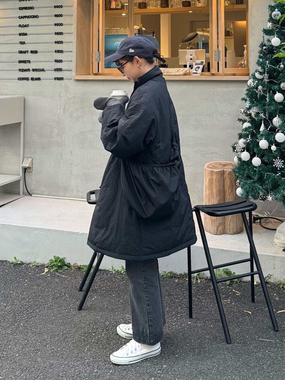 「ストリート、韓国ファッション、キャップ、冬アウター、休日スタイル、クリスマスに着たい服、スニーカー、マイベストコーデ2023、コート、デニム、カジュアルコーデ、おでかけコーデ、シンプルスタイル、着回しコーデ、スニーカーコーデ」｜「fredy emueのハーフムーン結びショルダーバッグ（ショルダーバッグ、ブラック系）」を使った、kurikiさん（レディース・160cm）の冬コーディネートの1枚目の写真