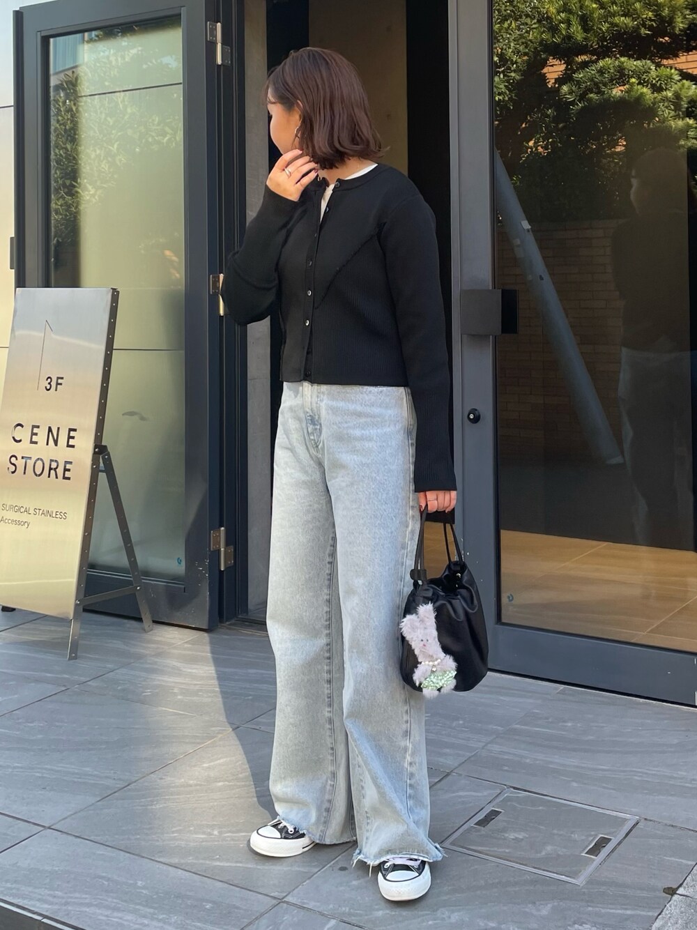 「パンツコーデ、シンプル、オトナカジュアル、春先取り、大人コーデ、休日スタイル、モノトーン、デニムコーデ、ootd、ニットカーディガン、デニム、デニムパンツ、カーディガンコーデ、カーディガン、春コーデ」｜「fredy emueのカットオフセミフレアデニムパンツ（デニムパンツ、ブルー系）」を使った、kurikiさん（レディース・160cm）の冬コーディネートの1枚目の写真