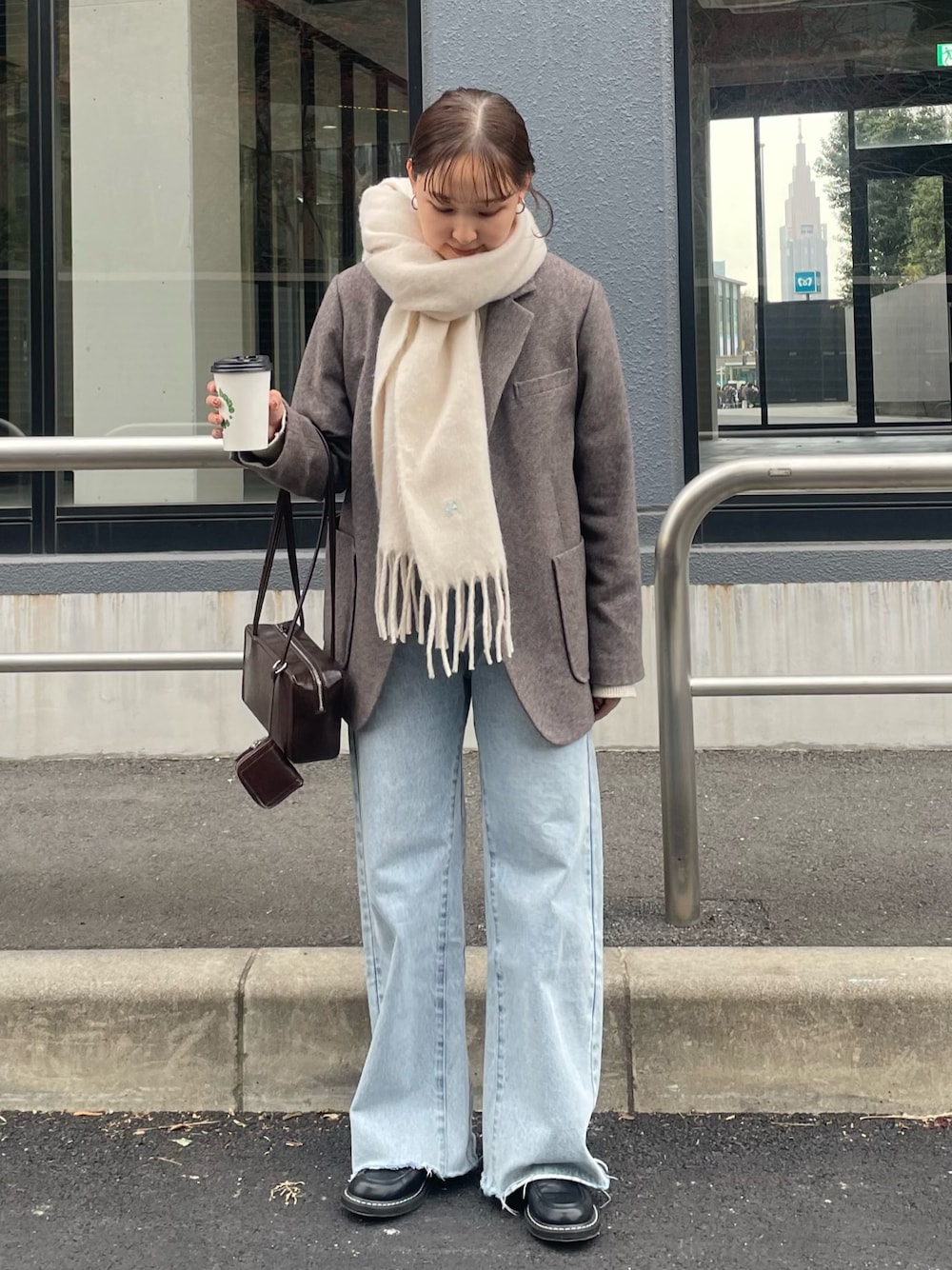 「冬アウター、オトナカジュアル、お出かけコーデ、大人可愛い、お正月・初詣コーデ、シンプルコーデ、冬服コーデ、オトナカワイイ、ワントーンコーデ、シンプル、マイベストコーデ2024、デニムコーデ、冬服、着回しコーデ、マフラー」｜「fredy emueのツィードオーバージャケット（テーラードジャケット、ブラウン系）」を使った、kurikiさん（レディース・160cm）の冬コーディネートの1枚目の写真