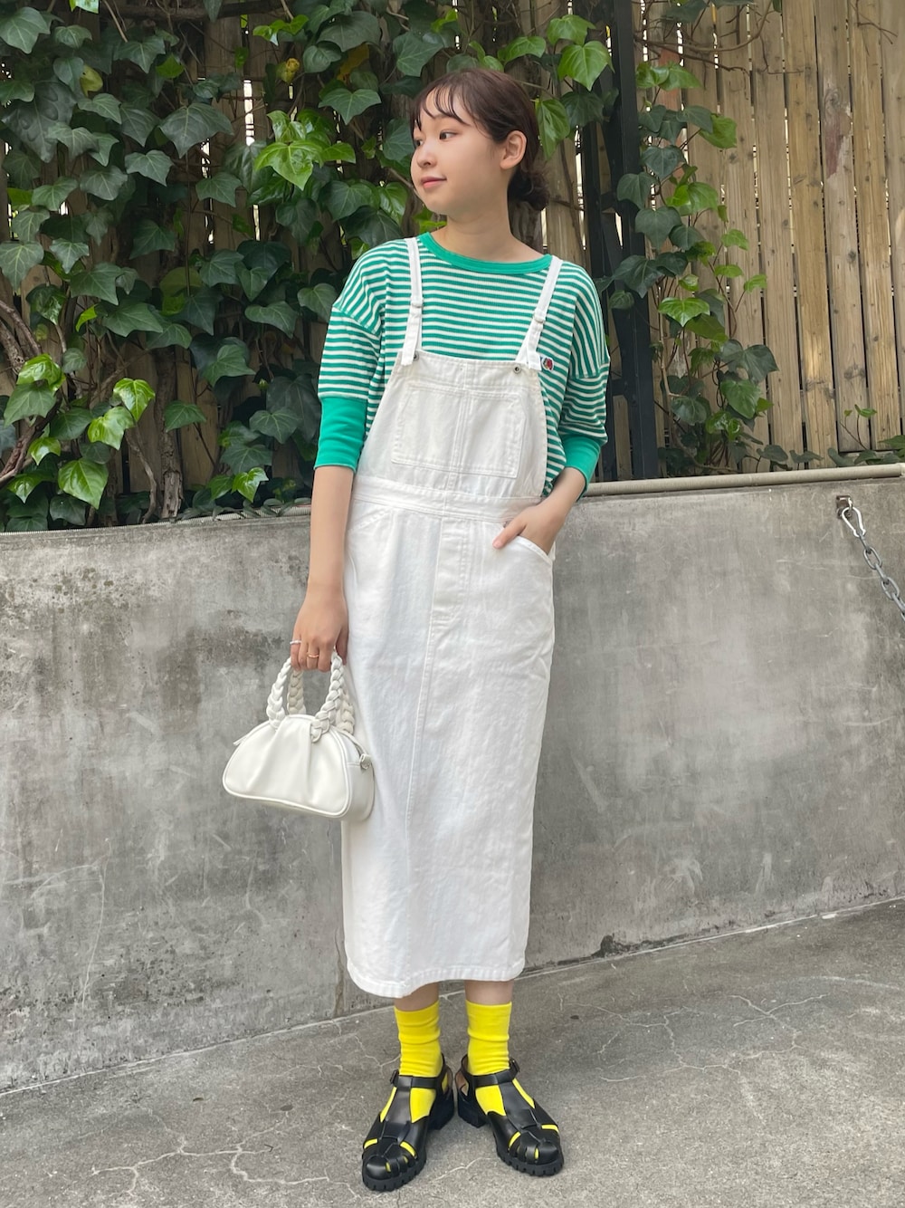「グリーン、ジャンパースカート、ジャンスカ、大人かわいい、FRUIT OF THE LOOM、ボーダー、ボーダートップス、カラーソックス、グルカサンダル、カジュアル、大人カジュアル、春夏コーデ、ホワイトコーデ、グリーンコーデ、FREDY&GLOSTER」｜「fredy repitのコットンツイルジャンスカ（ワンピース、ホワイト系）」を使った、kurikiさん（レディース・160cm）の春コーディネートの1枚目の写真