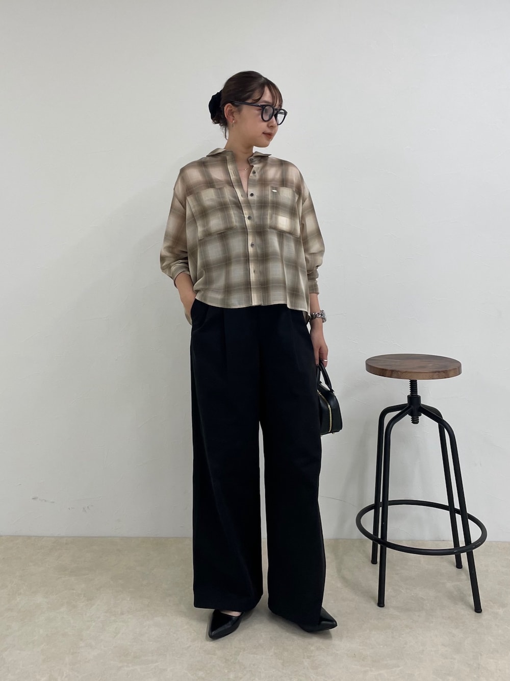 「シアー、シアートップス、シアーシャツ、チェック、チェックシャツ、チェック柄、秋コーデ、秋服準備はじめました、秋先取りコーデ、チノ、チノパン、チノパンツ、大人カジュアル、大人コーデ、シンプルコーデ」｜「fredy emueのオンブレーチェック柄クロップドシャツ（シャツ/ブラウス、ベージュ系）」を使った、kurikiさん（レディース・160cm）の夏コーディネートの1枚目の写真