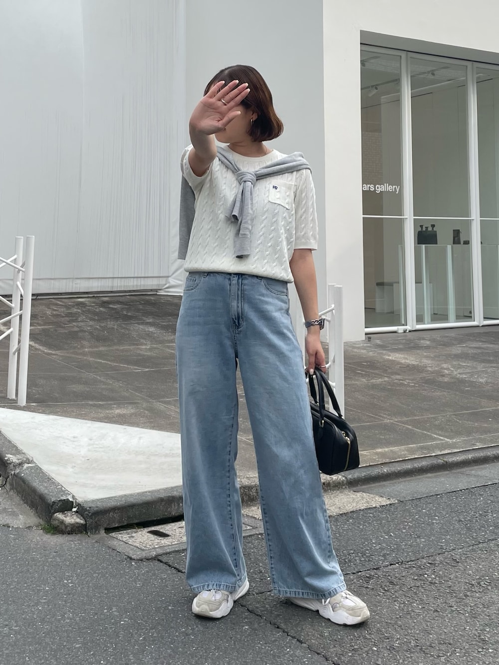 「春めき満開コーデ、春色、韓国ファッション、休日スタイル、デートコーデ、スニーカー、お出かけコーデ、大人カジュアル、大人ファッション、着回しコーデ、パンツスタイル、春カラー、春、ケーブルニット、夏コーデ」｜「fredy emueのFR刺繍ケーブル柄ポケ付きプルオーバー（ニット/セーター、ホワイト系）」を使った、kurikiさん（レディース・160cm）の春コーディネートの1枚目の写真