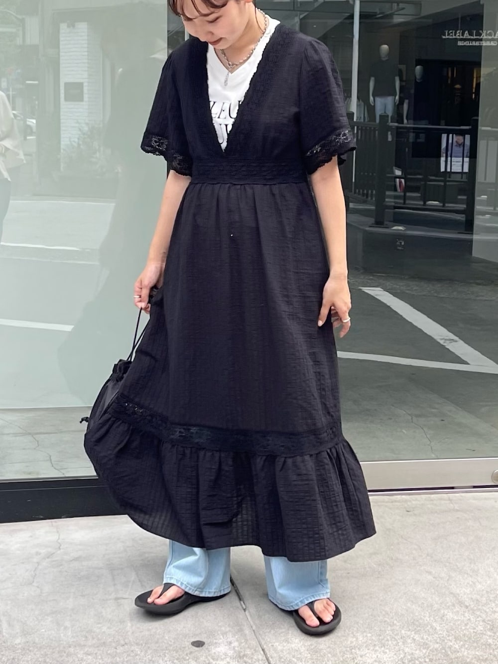 「ワンピース、ワンピースコーデ、モノトーン、モノトーンコーデ、カジュアル、カジュアルコーデ、デニム、デニムパンツ、デニムコーデ、レイヤードスタイル、レイヤード、夏ファッション、古着MIX、夏コーデ、休日スタイル」｜「fredy emueのVINTAGE風レースワンピース（ワンピース、ブラック系）」を使った、kurikiさん（レディース・160cm）の夏コーディネートの1枚目の写真