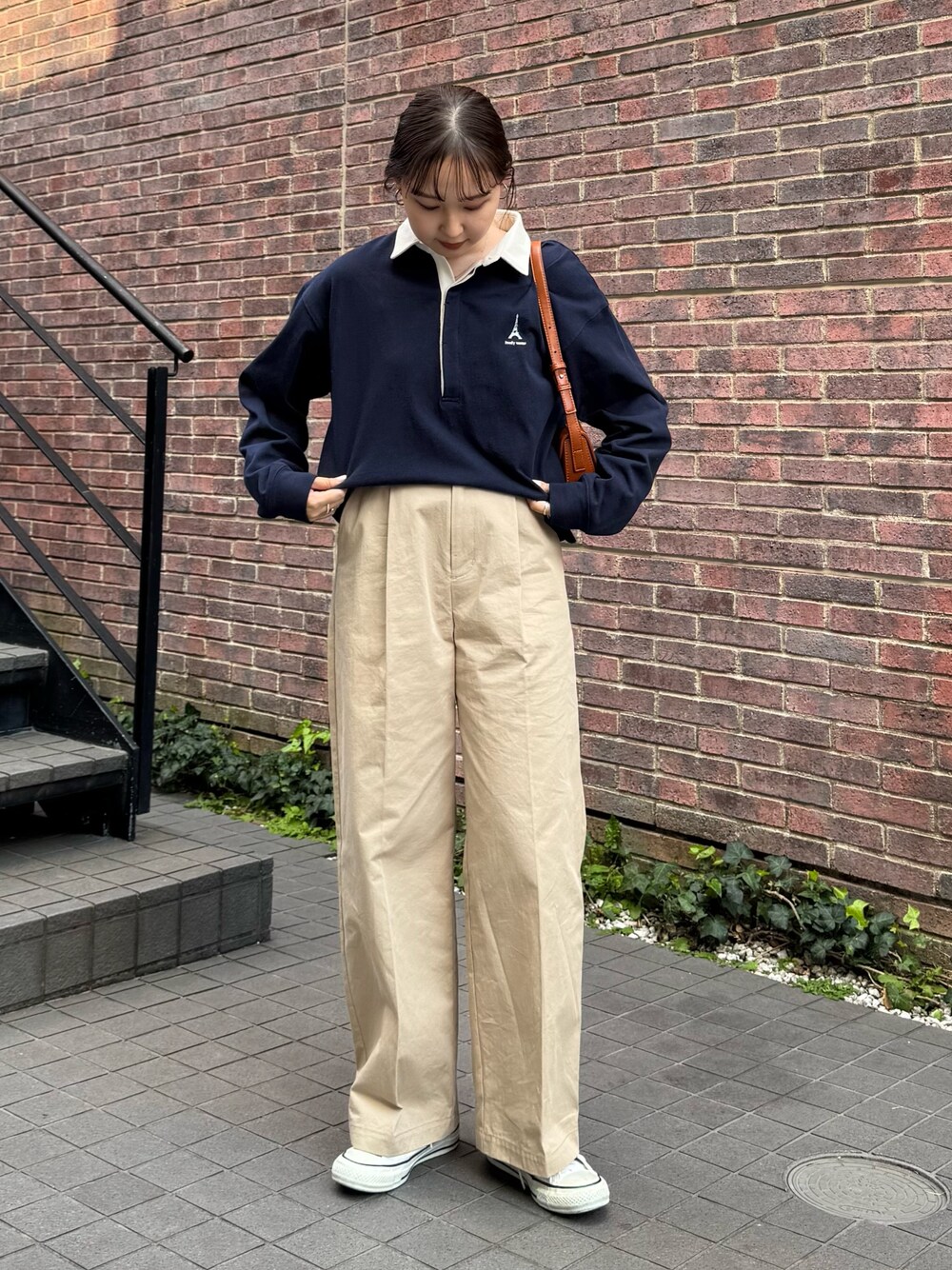 「fredy emueのチノタックパンツ（チノパンツ、ベージュ系）」を使った、kurikiさん（レディース・160cm）の春コーディネートの1枚目の写真