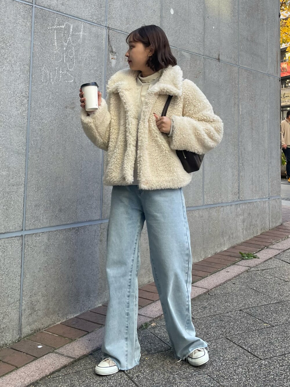 「冬コーデ、ホワイトコーデ、クリスマスに着たい服、マイベストコーデ2024、あったかコーデ、休日スタイル、スニーカーコーデ、ファーコート、ファー、デニム、デニムパンツ、カジュアル、カジュアルコーデ、アウター、アウターコーデ」｜「fredy emueのカットオフセミフレアデニムパンツ（デニムパンツ、ブルー系）」を使った、kurikiさん（レディース・160cm）の冬コーディネートの1枚目の写真